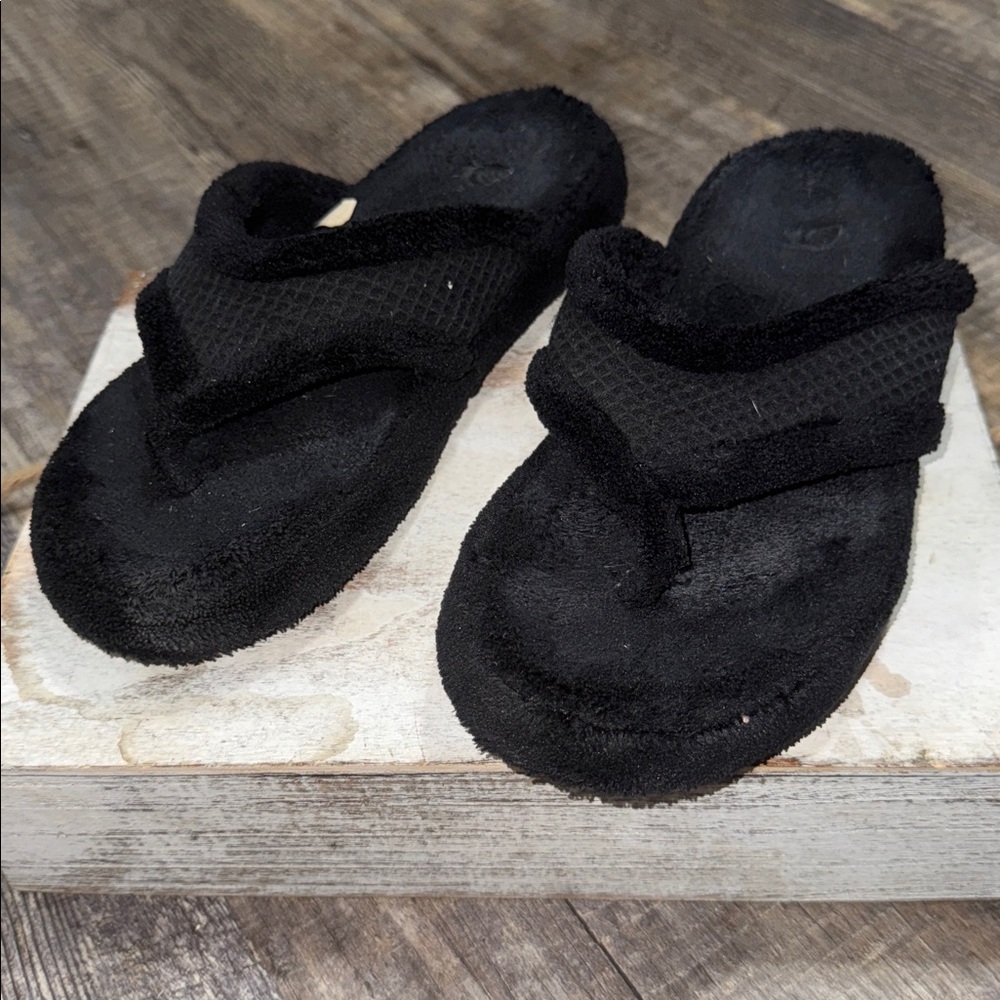 Acorn brand. Soft thong, flip flop, spa like house slipper. Women’s size 5/6 EUC